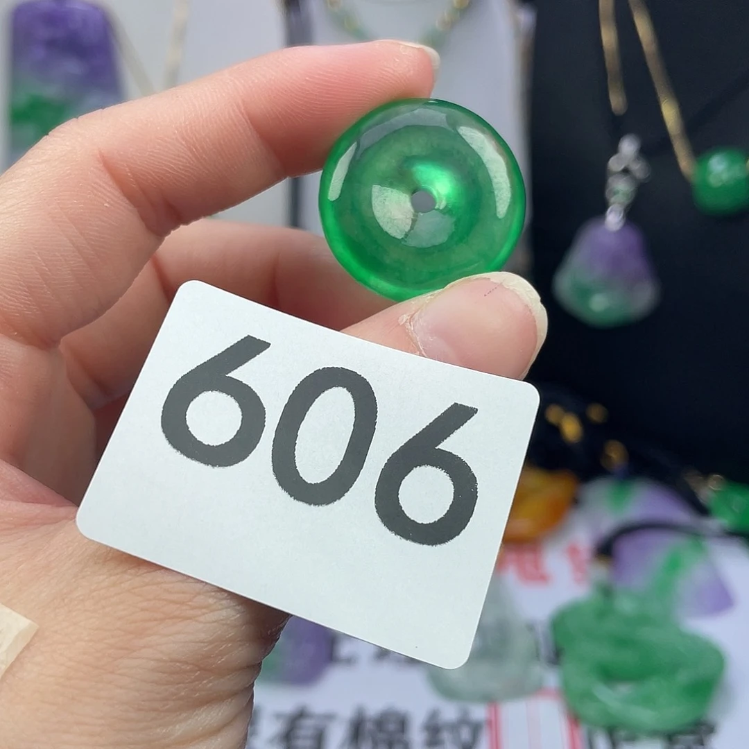 翡翠未镶嵌吊坠(赠链)