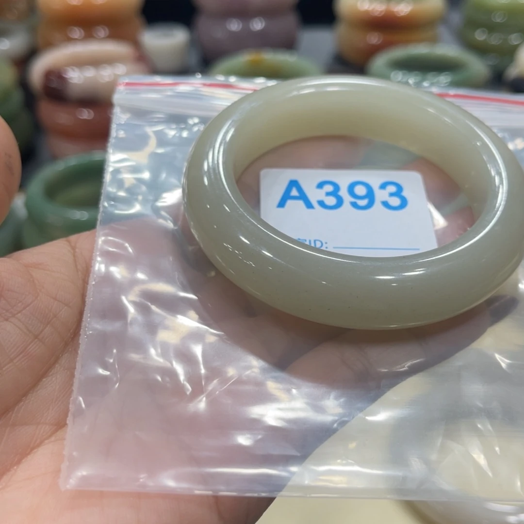 未镶嵌手镯石英岩玉雨*?