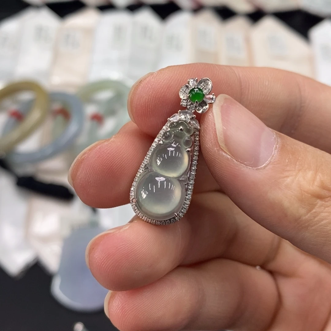 翡翠18K金镶嵌颈饰翡翠葫芦