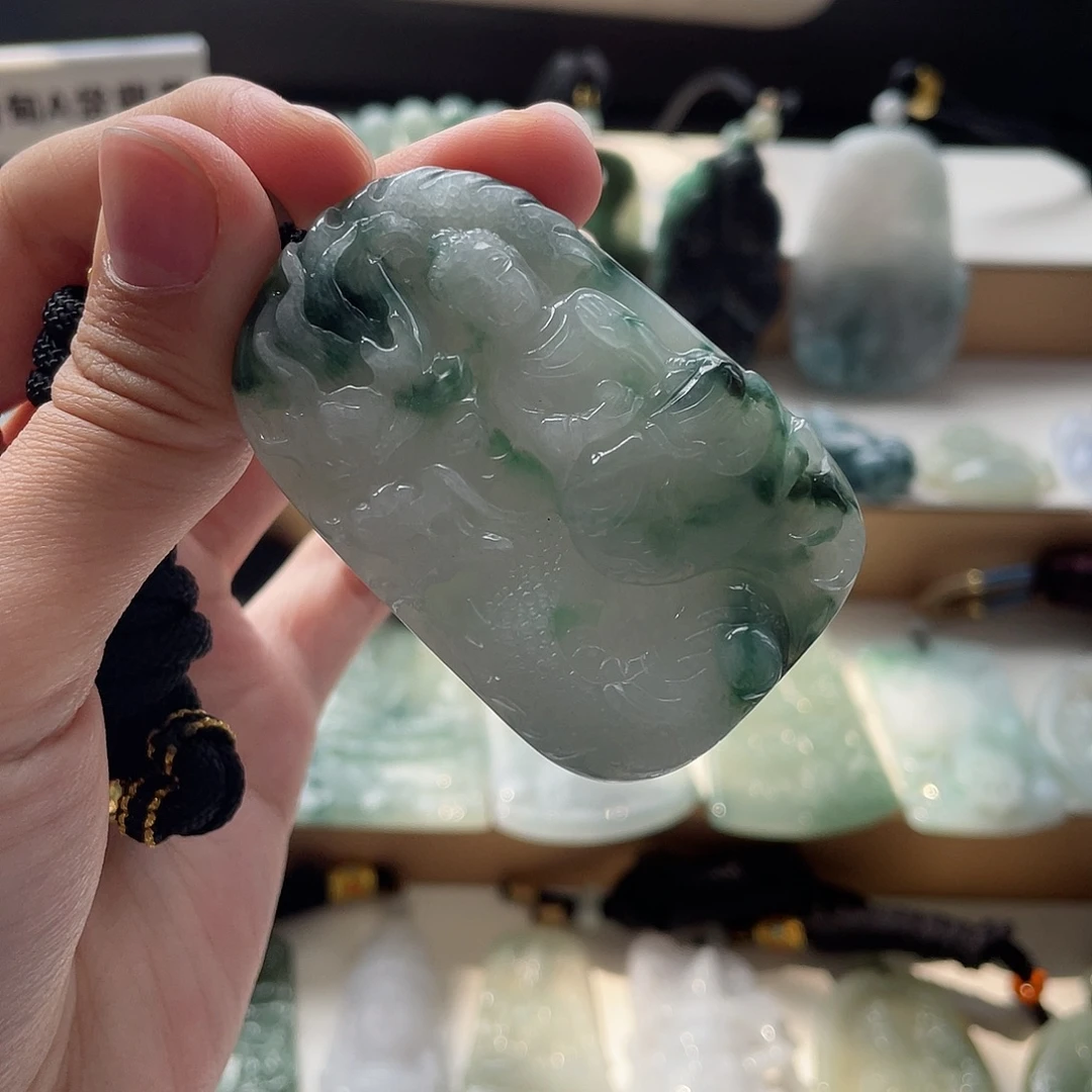 周***爸翡翠未镶嵌颈饰翡翠