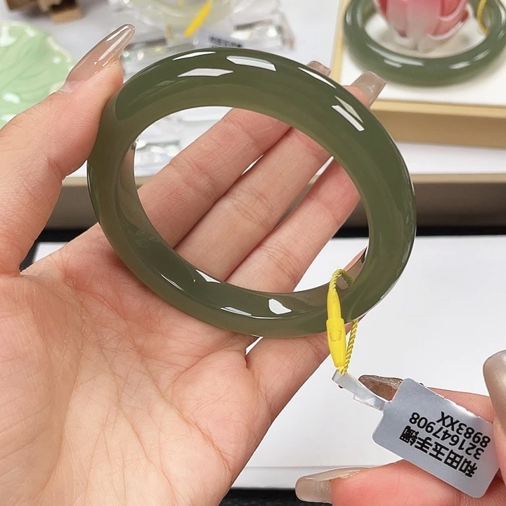 和田玉未镶嵌手镯