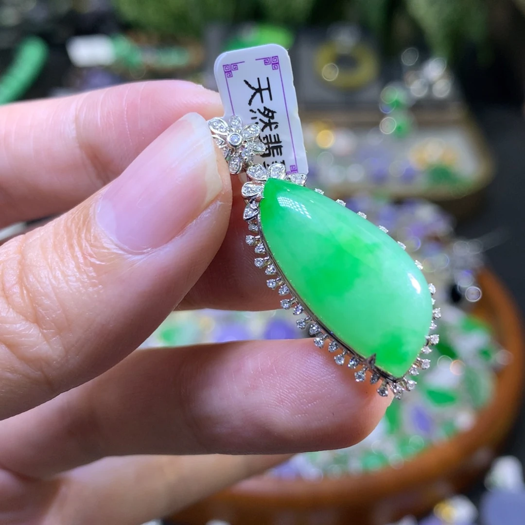 颈饰18K金镶嵌翡翠