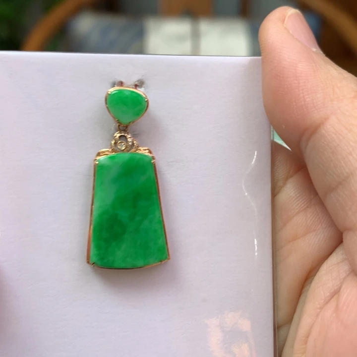 翡翠颈饰18K金镶嵌翡翠吊坠