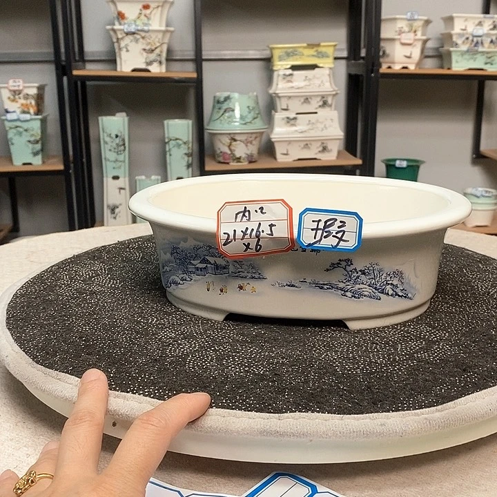 紫砂的花盆很漂亮