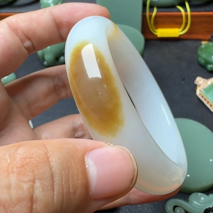 会***瓜和田玉未镶嵌颈饰