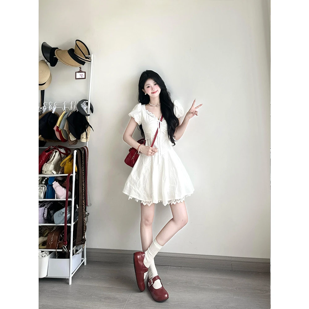 法式气质蕾丝拼接镂空刺绣连衣裙女初恋小白裙温柔甜美收腰a字裙