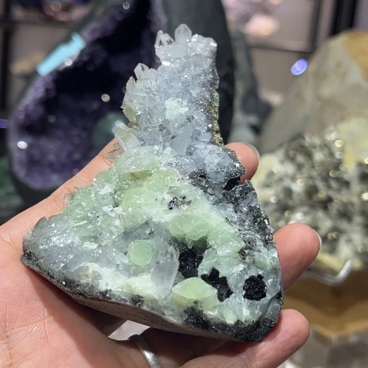 旋***律石材葡萄水晶硅铁灰石