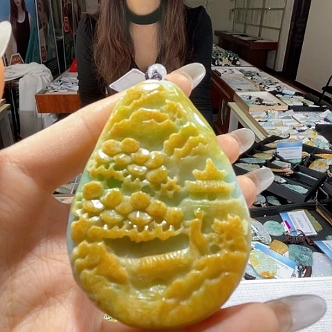 翡翠未镶嵌颈饰一个