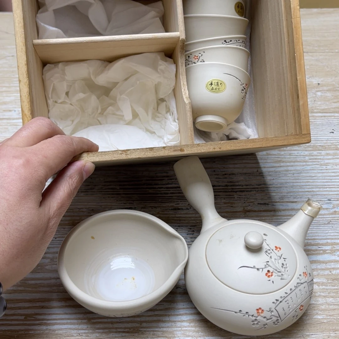 瓷片密密麻麻地排列着一个