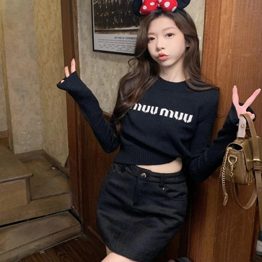 黑色字母短款圆领毛衣女开冬季韩系设计感修身长袖秋冬款开衫毛衣