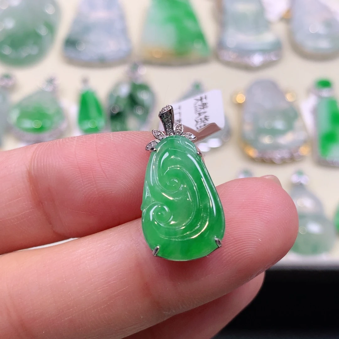 翡翠18K金镶嵌颈饰缅甸天然a货翡翠