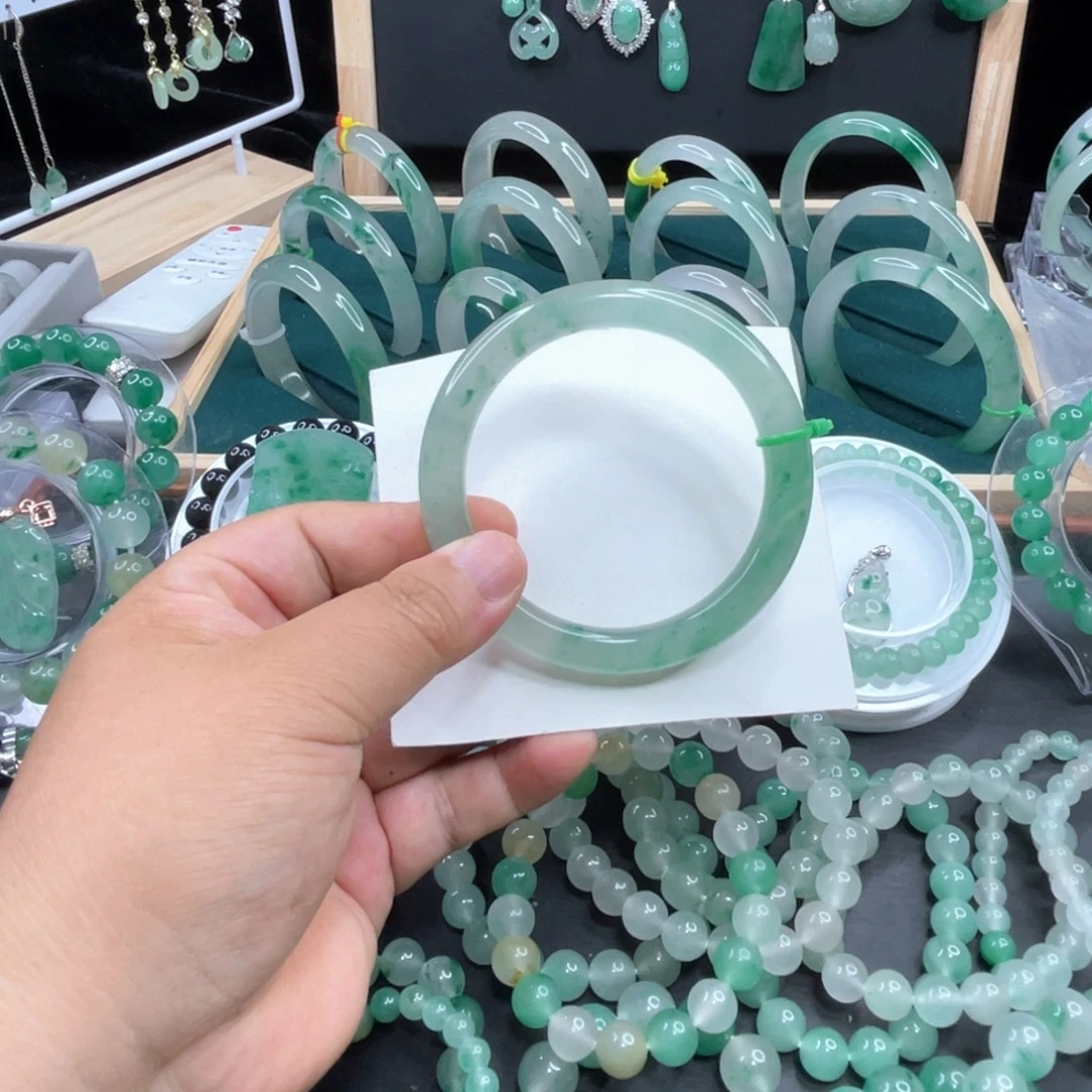 碧***天未镶嵌手镯石英质玉