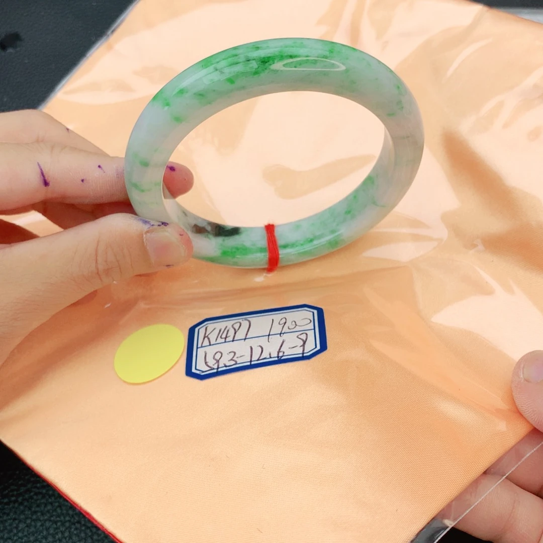 翡翠手镯未镶嵌翡翠