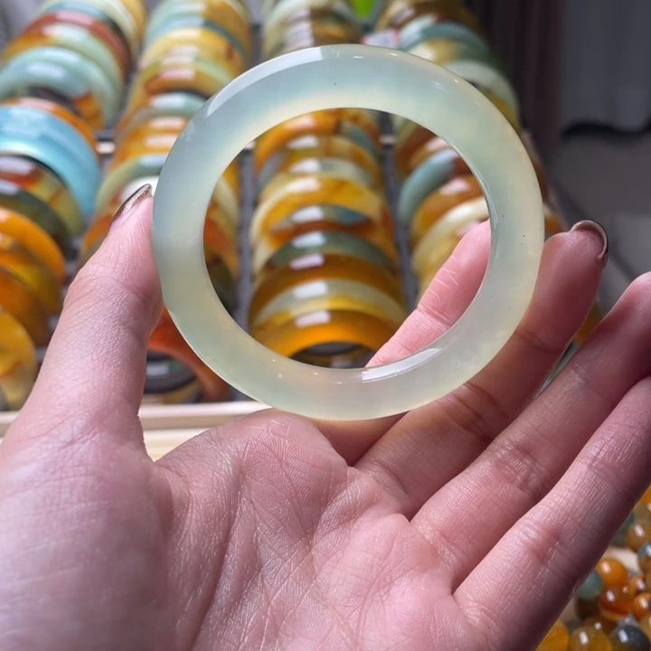 蛇纹石玉手镯未镶嵌闲***?