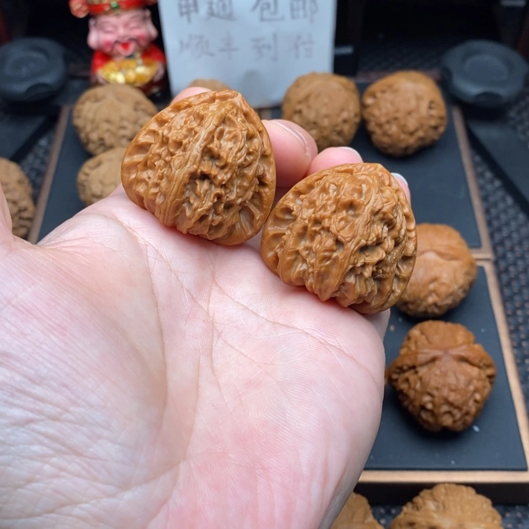 ****经文玩核桃把件三角白