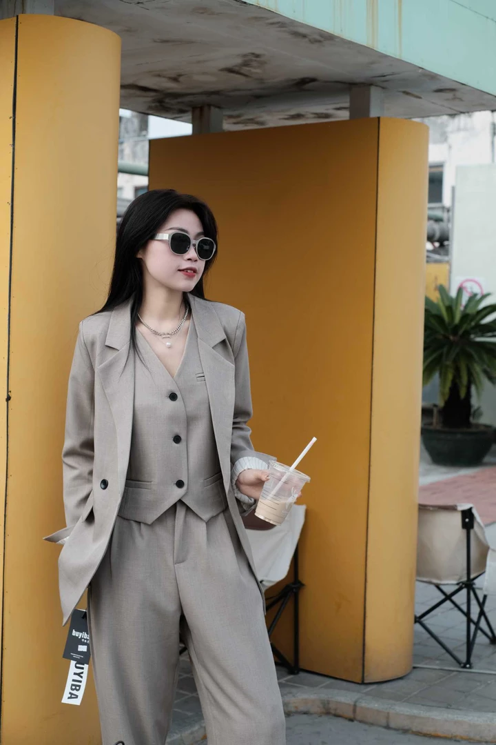 春季新款卡其色无领西装马甲阔腿裤女装套装