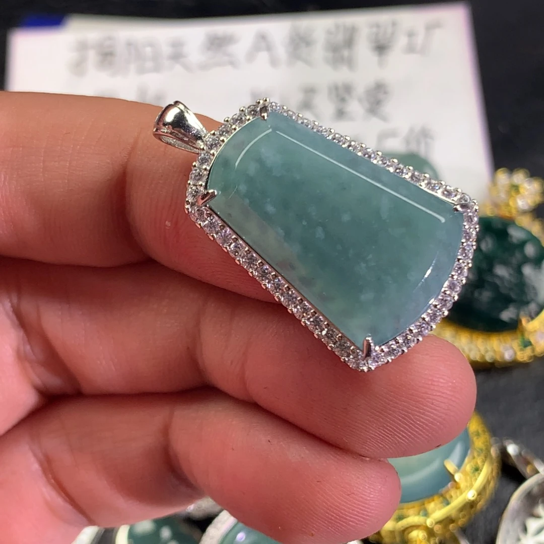 翡翠未镶嵌颈饰瑕疵