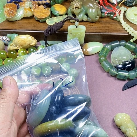 未镶嵌蛇纹石玉颈饰百***?