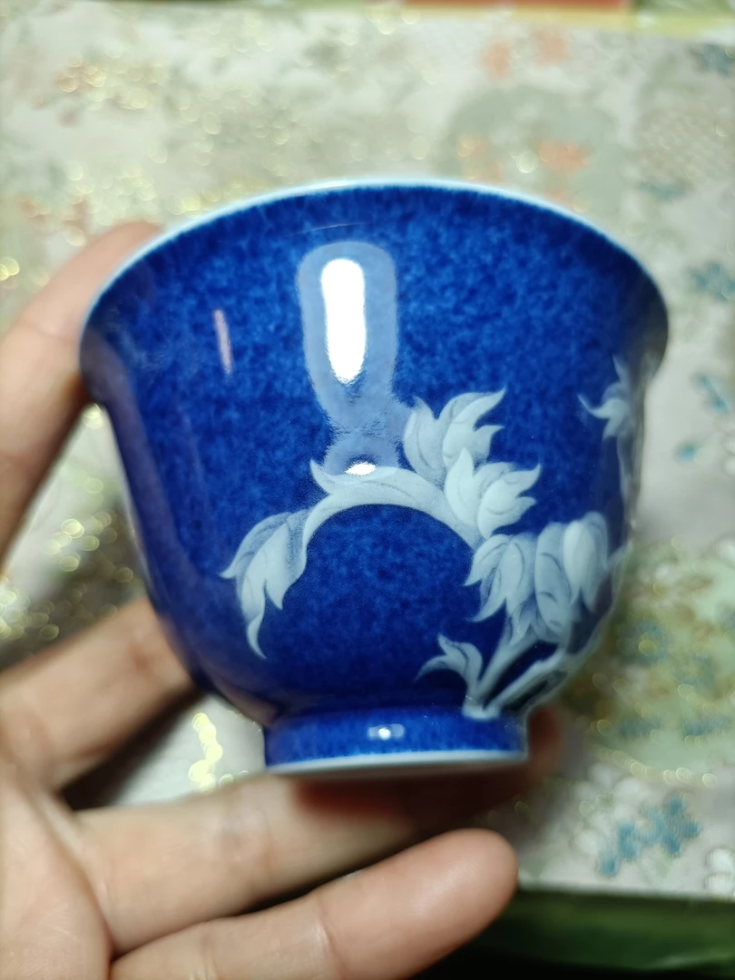 景德镇纯手工洒蓝堆白雕刻''国色天香杯''牡丹杯