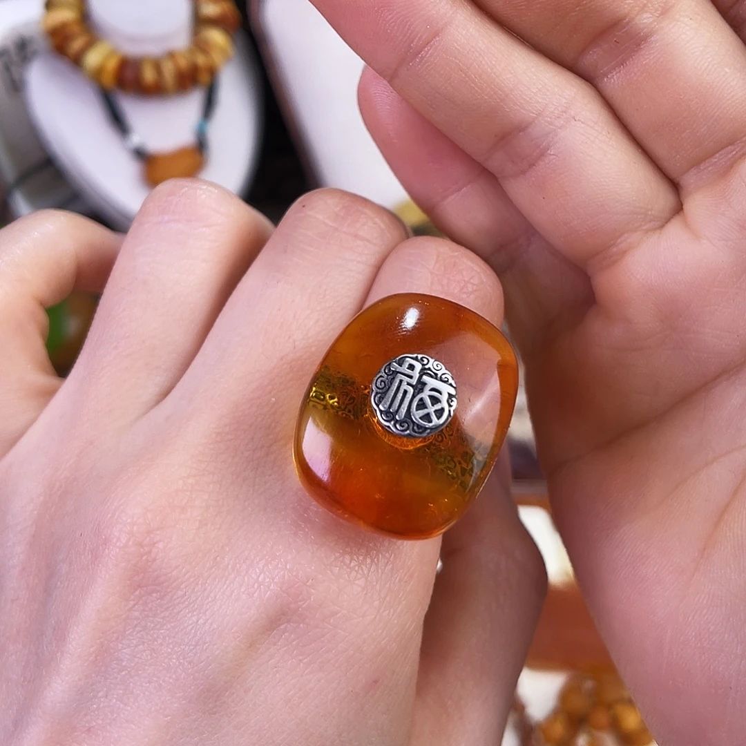 琥珀珠宝奇石未镶嵌。