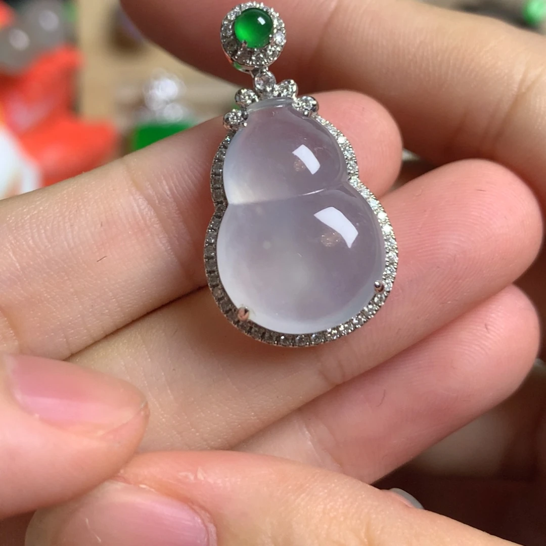 翡翠18K金镶嵌颈饰葫芦