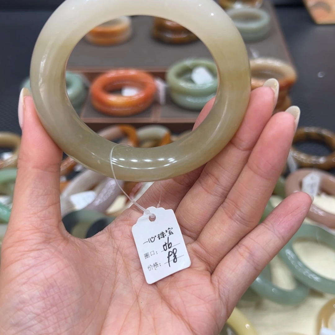 未镶嵌手镯石英质玉