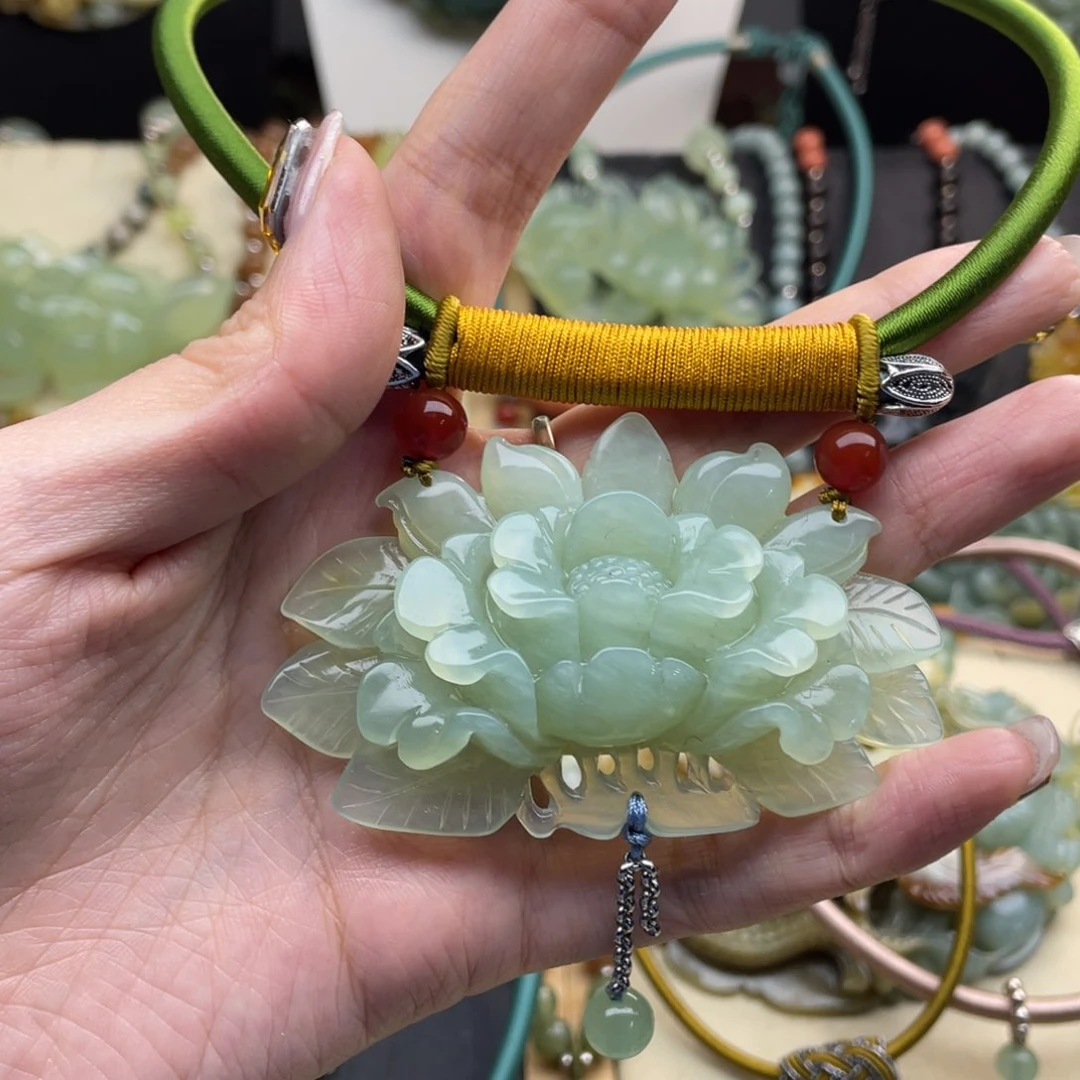 蛇纹石玉颈饰未镶嵌