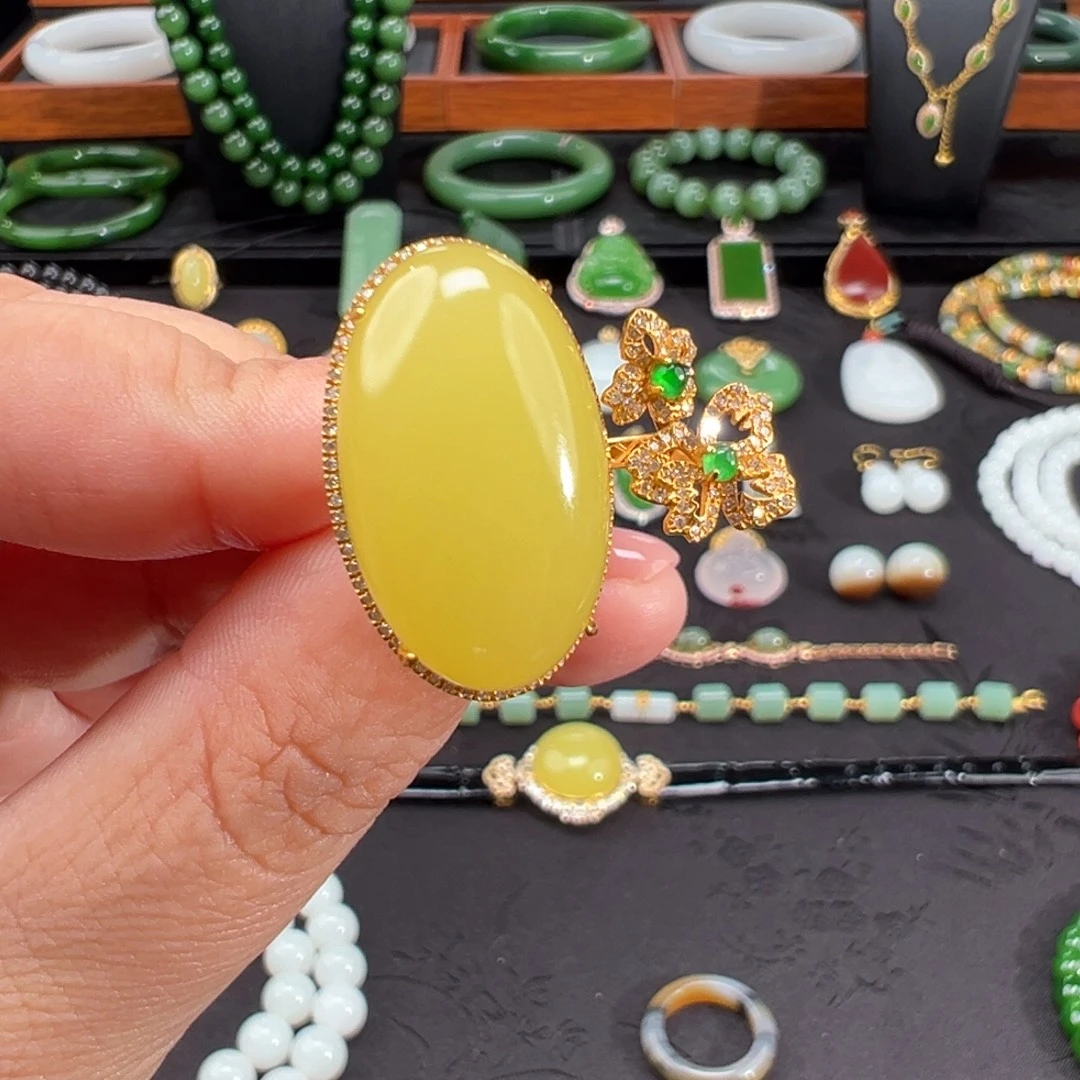 和田玉18K金镶嵌戒指黄口鸡油黄过灯无结构蛋面戒指