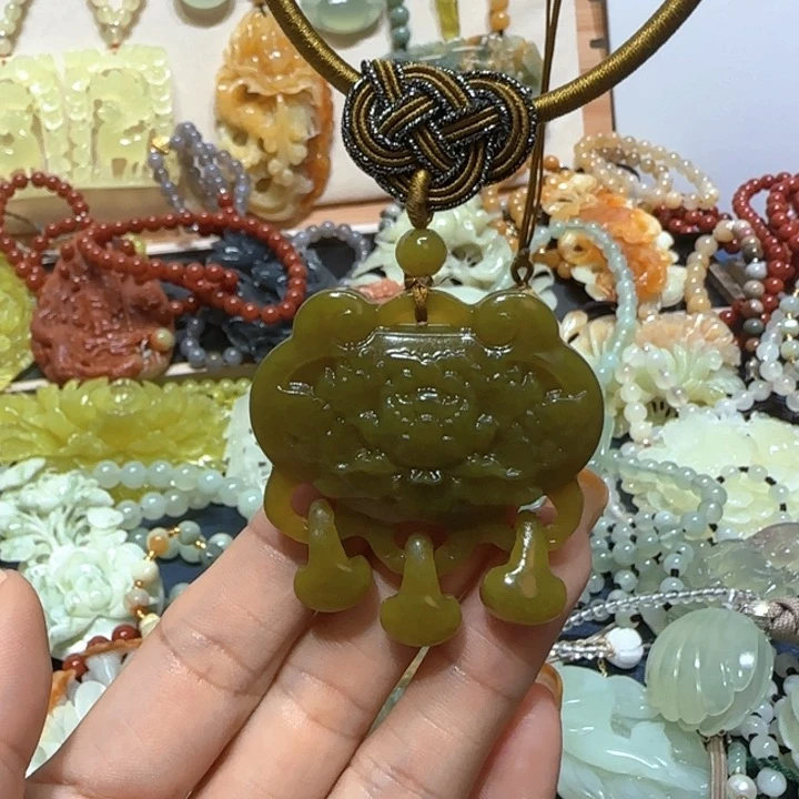 未镶嵌蛇纹石玉吊坠