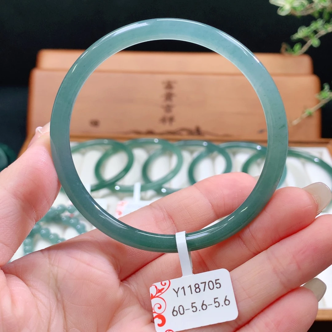 翡翠手镯未镶嵌天然