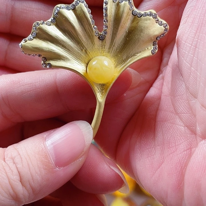 琥珀未镶嵌裸石胸针