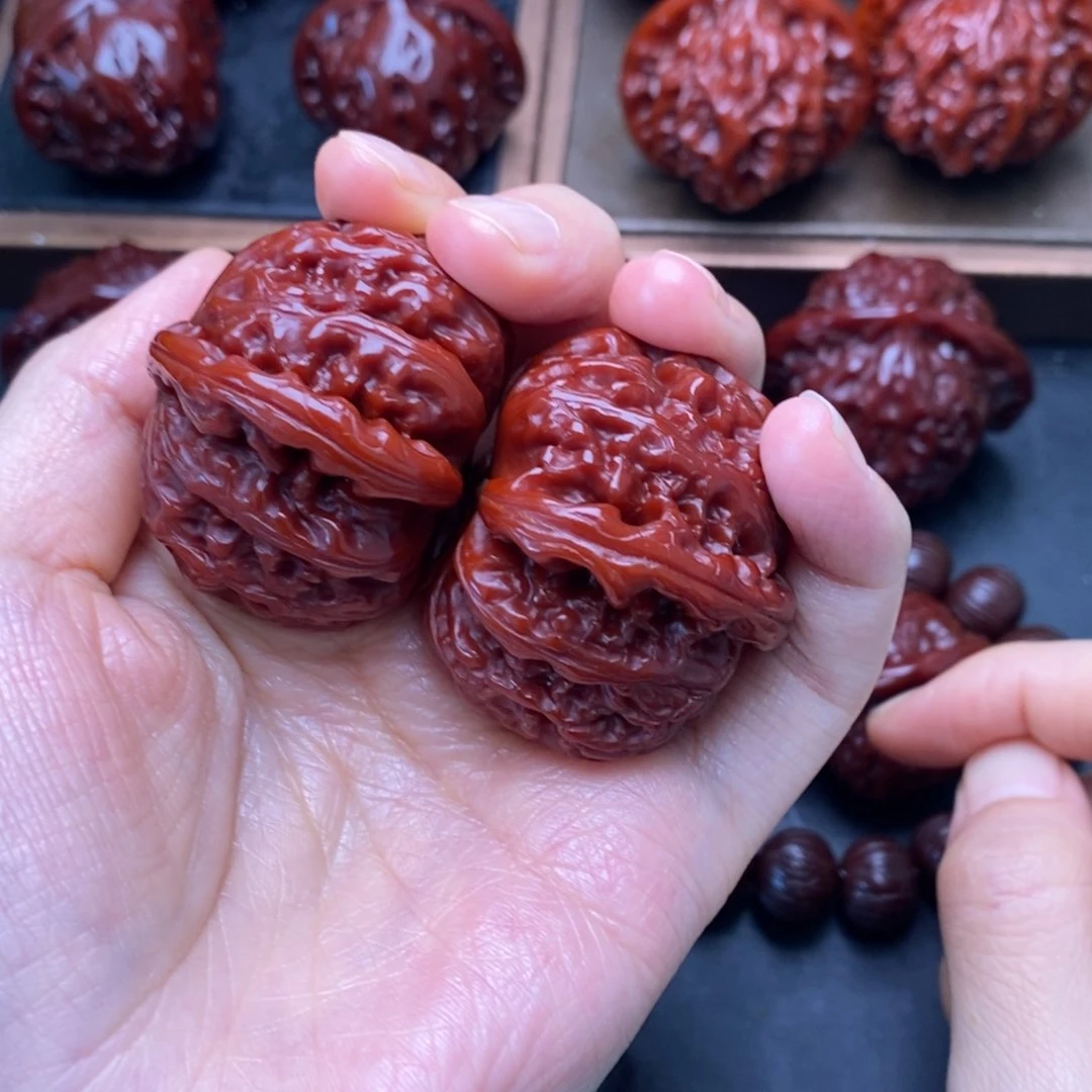 文玩核桃吊坠可**红白狮子