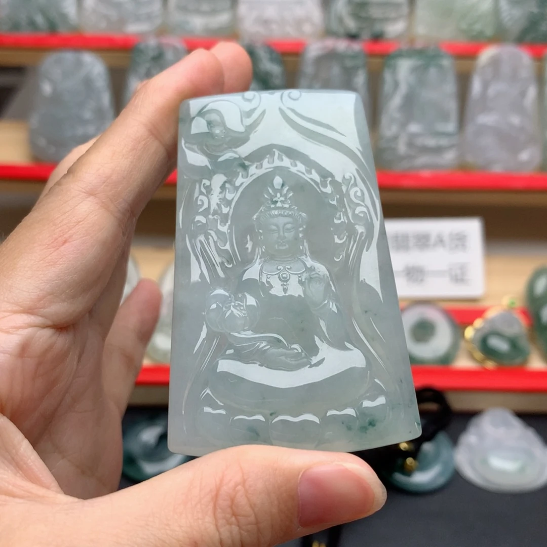 T***、翡翠未镶嵌颈饰素衣