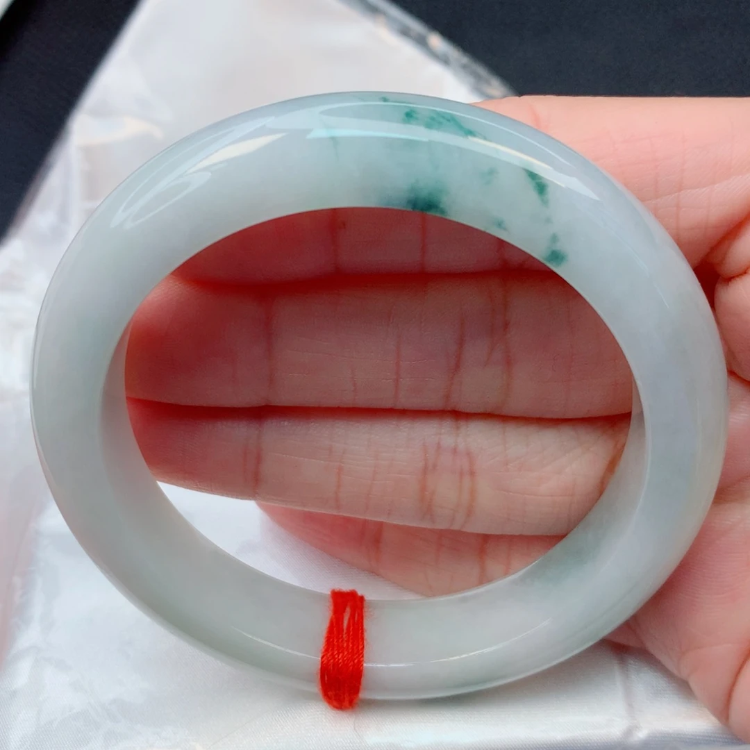 翡翠未镶嵌手镯55.5圈 细糯白底飘绿花捡漏