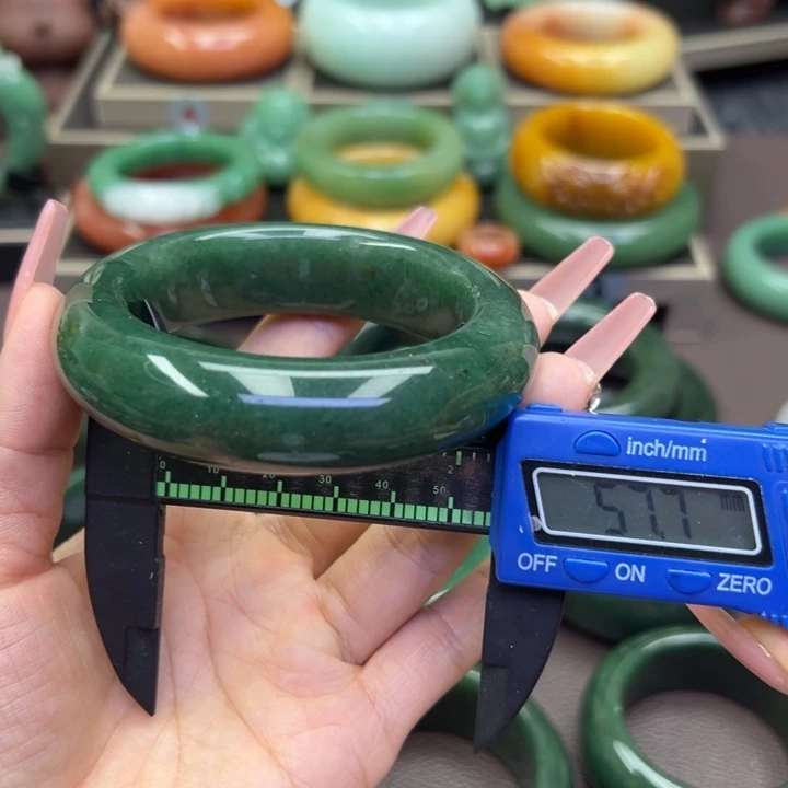 未镶嵌手镯石英岩玉