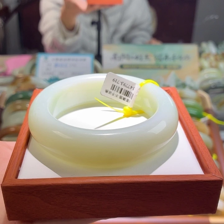 妮****和田玉未镶嵌手镯59/60