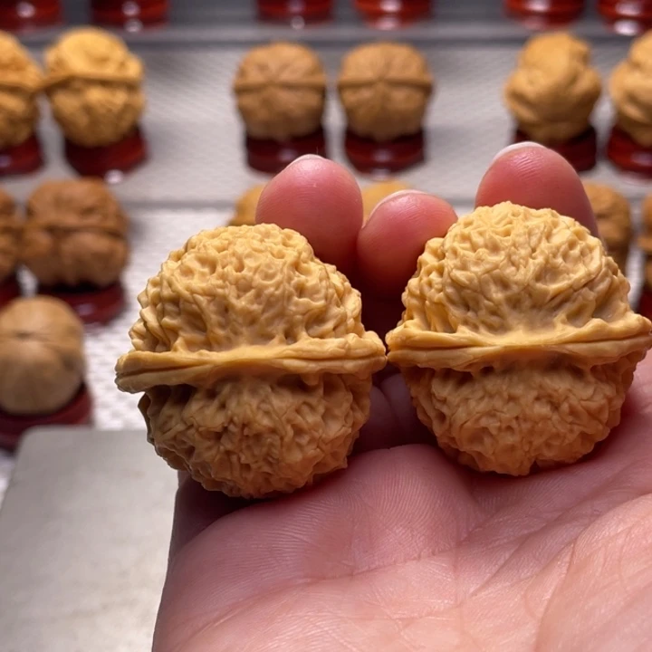 文玩核桃把件35珊瑚纹绣球