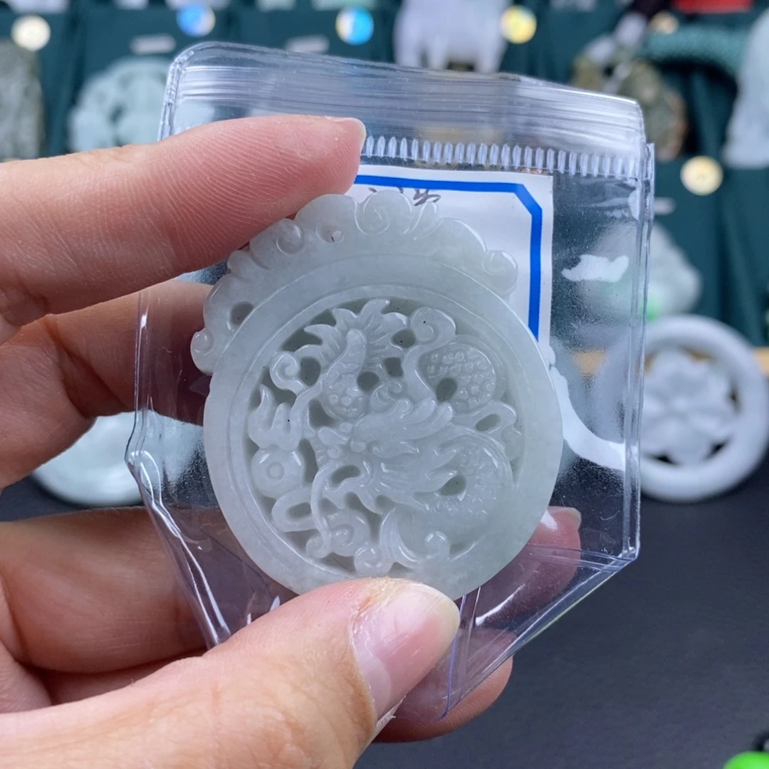 翡翠未镶嵌颈饰龙牌