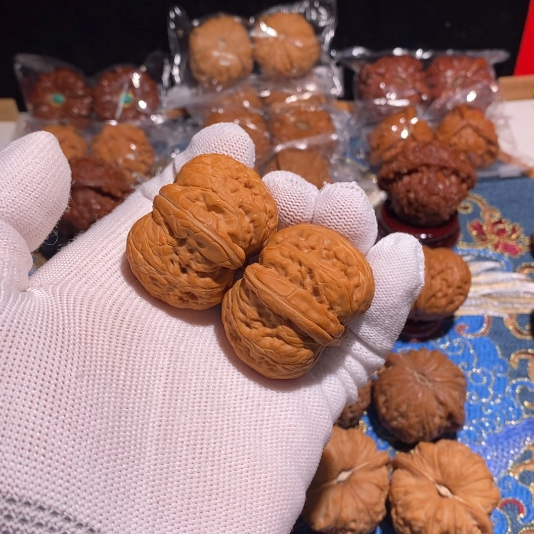 L***J吊坠文玩核桃元宝