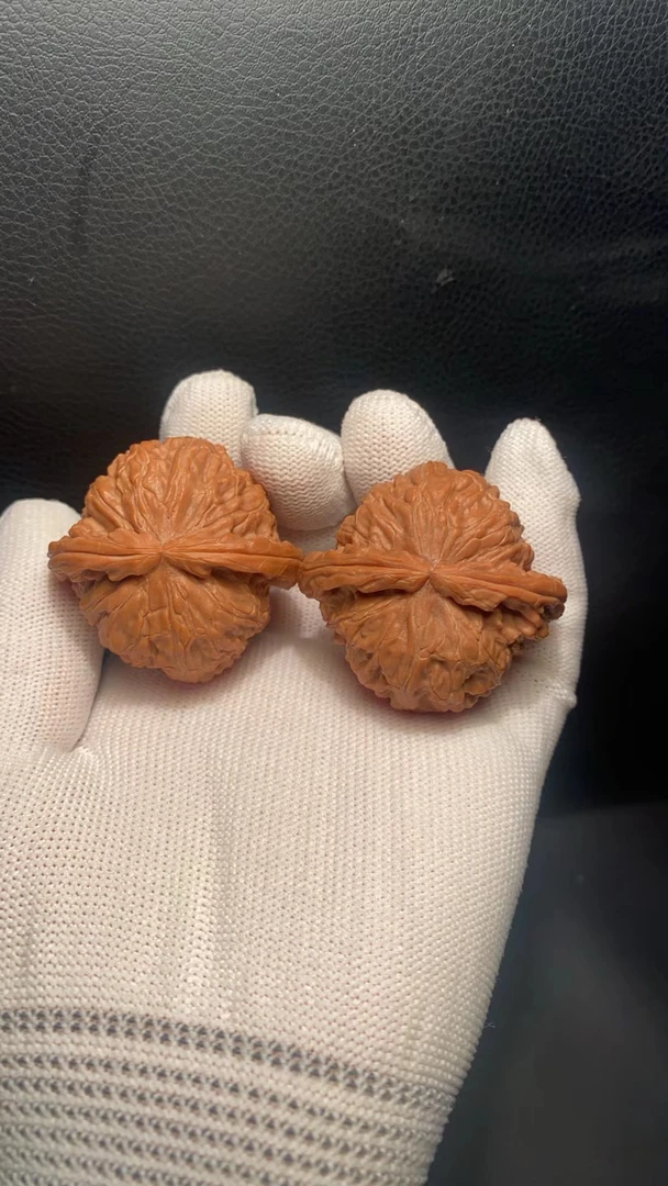 45左右打好底白狮子文玩核桃对核桃L