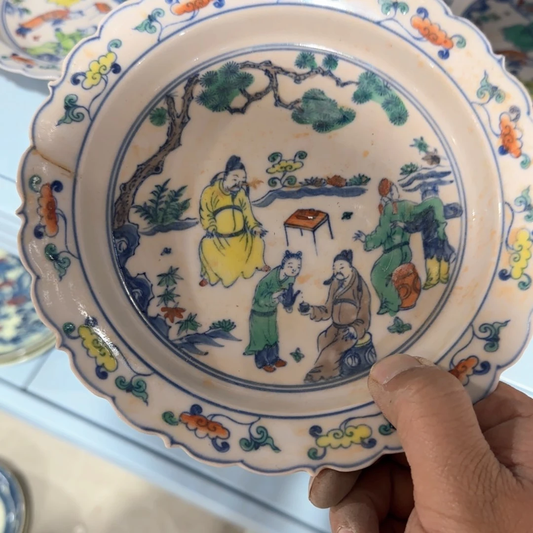 瓷片瓷器上用白泥雕刻出各种