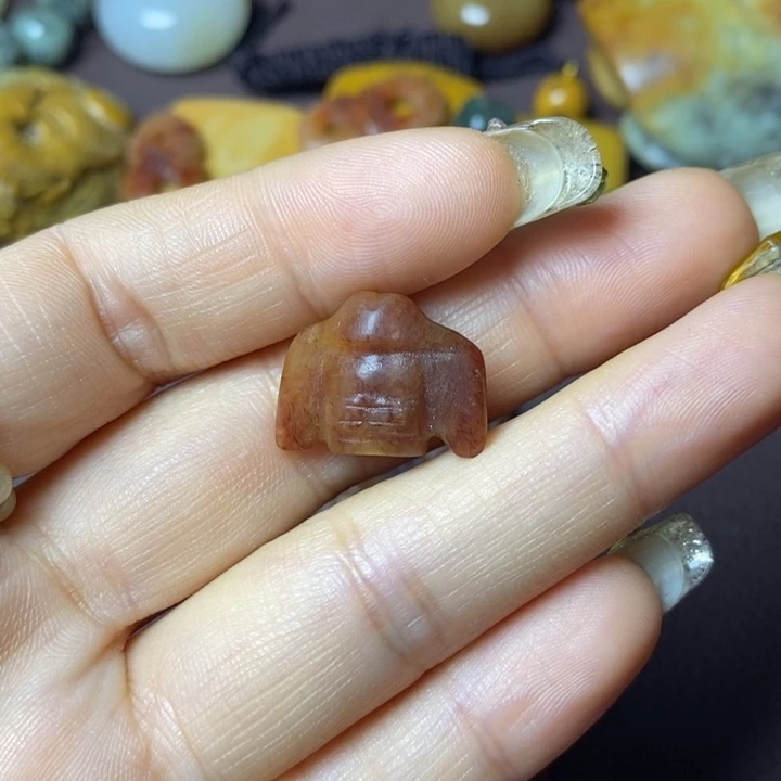 岫岩河磨玉（透闪石质玉）未镶嵌颈饰时**人