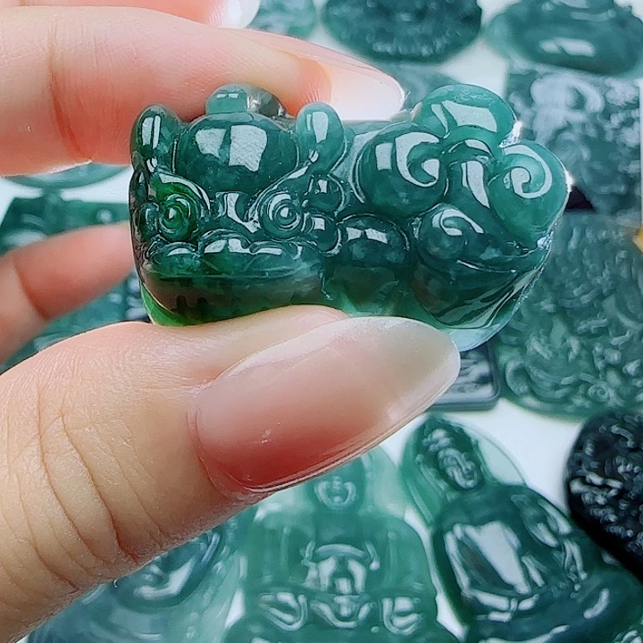 翡翠未镶嵌颈饰多样性发货天然的A货翡翠