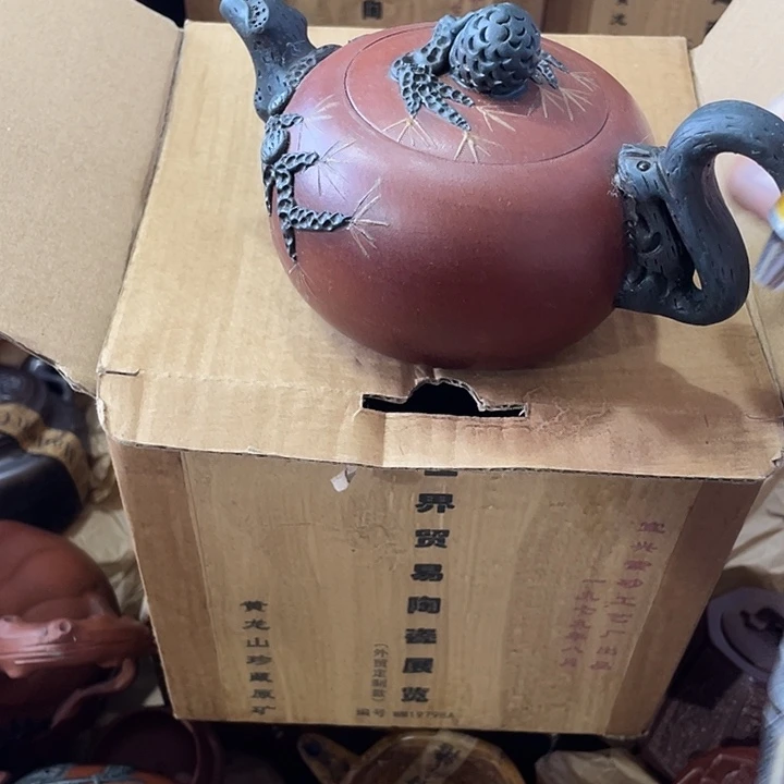 紫砂茶壶原矿泥料，手工制作的一把紫砂壶。