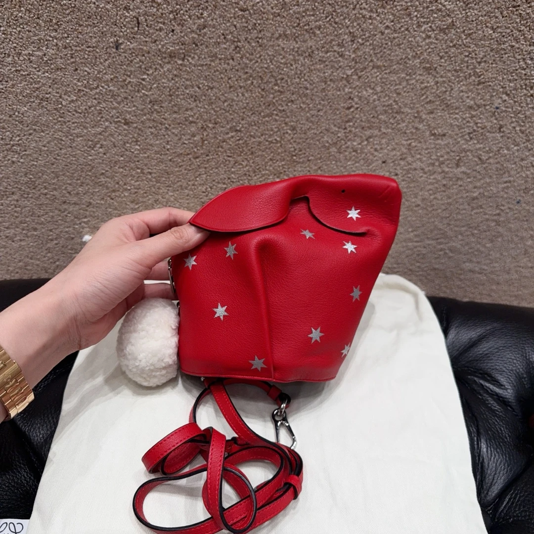 99新 LOEWE/罗意威 限定款animals红色星星兔子包！可单肩斜挎！