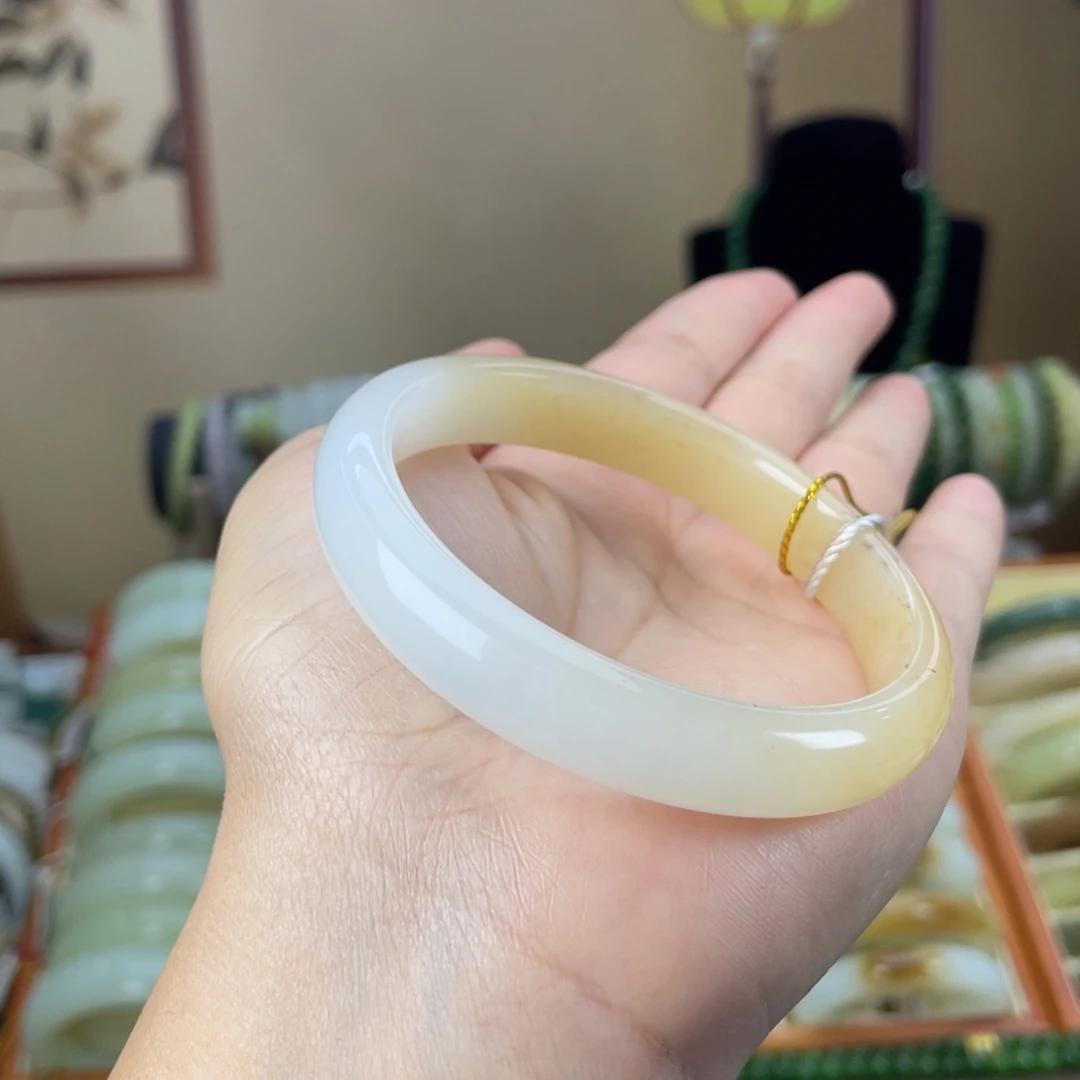 和田玉未镶嵌手镯