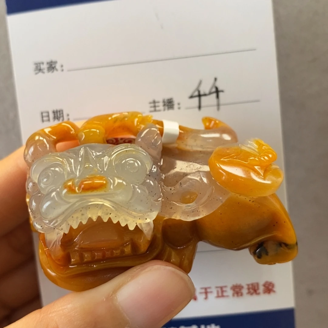太***暴石英质玉（黄龙玉）未镶嵌颈饰