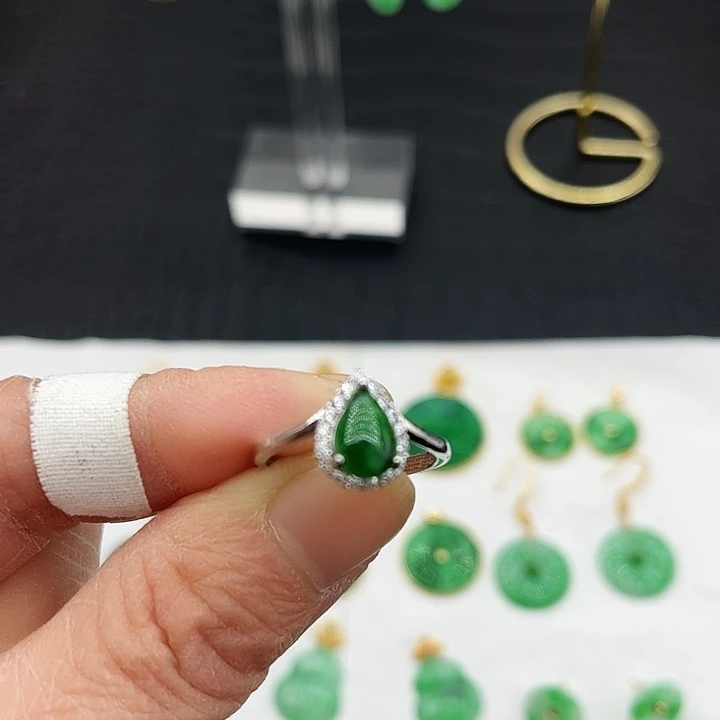 18K金镶嵌翡翠耳饰