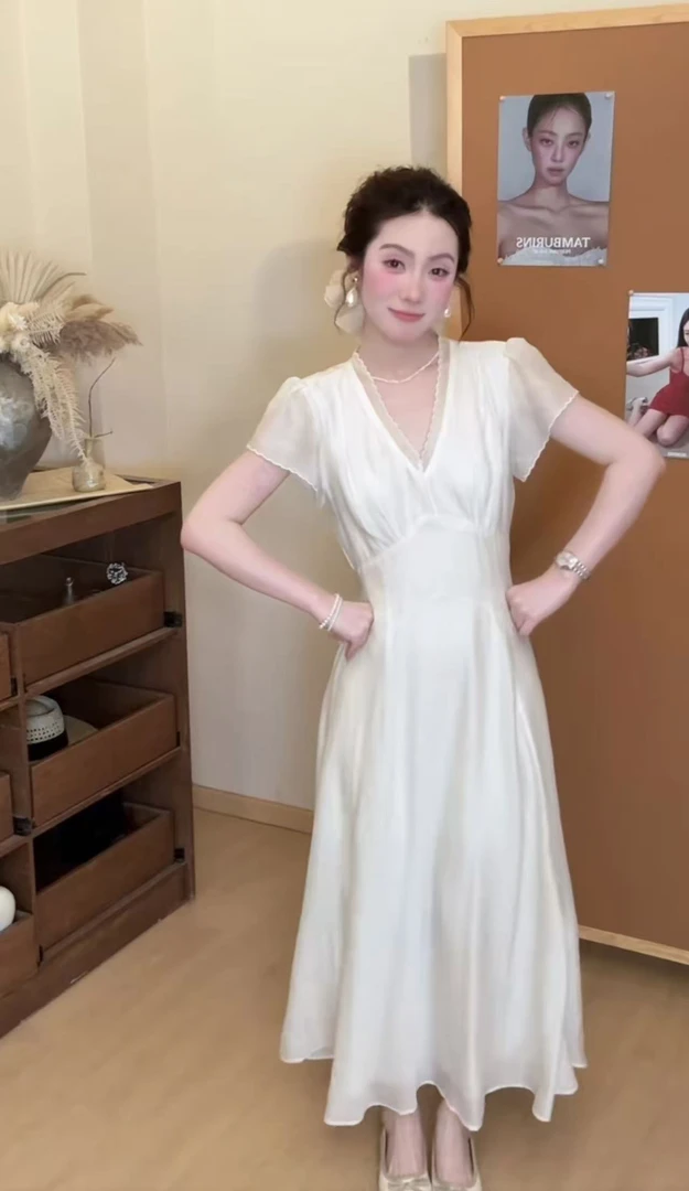 法式白月光v领连衣裙温柔初恋奶甜修身减龄高级感收腰裙子夏