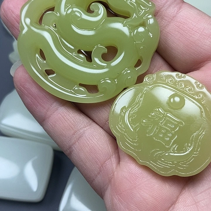 云***紫和田玉（青白玉）未镶嵌颈饰